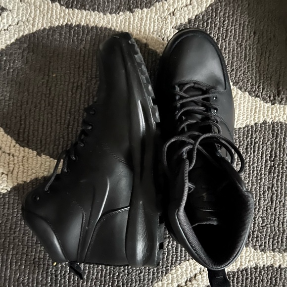 Nike Monoa Boots! Worn One time. Looks Brand new. - Picture 2 of 2